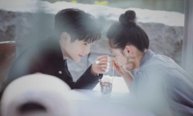 逃出轿车的女孩